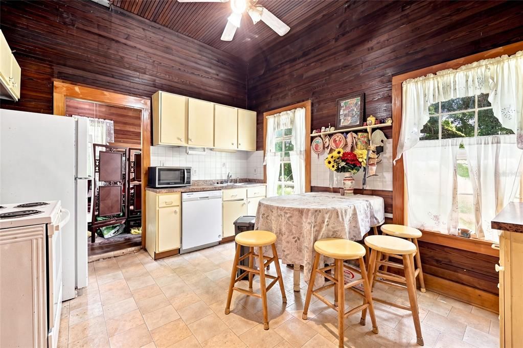 For Sale: $260,000 (3 beds, 1 baths, 1416 Square Feet)