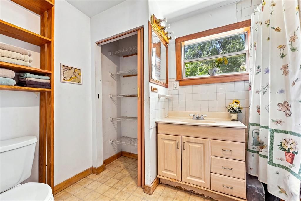 For Sale: $260,000 (3 beds, 1 baths, 1416 Square Feet)