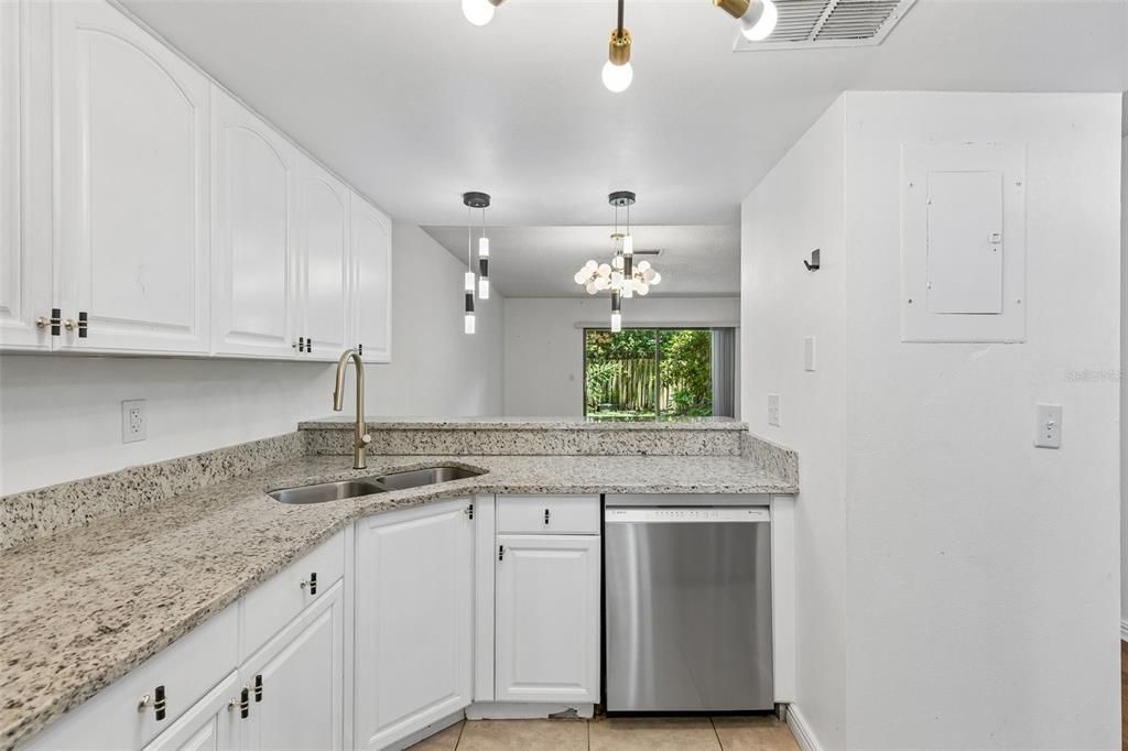 For Sale: $179,900 (2 beds, 1 baths, 1080 Square Feet)