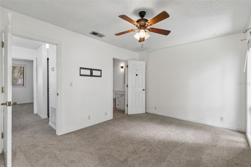 For Sale: $179,900 (2 beds, 1 baths, 1080 Square Feet)