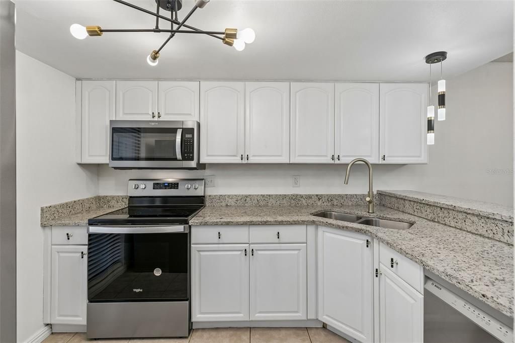 For Sale: $179,900 (2 beds, 1 baths, 1080 Square Feet)