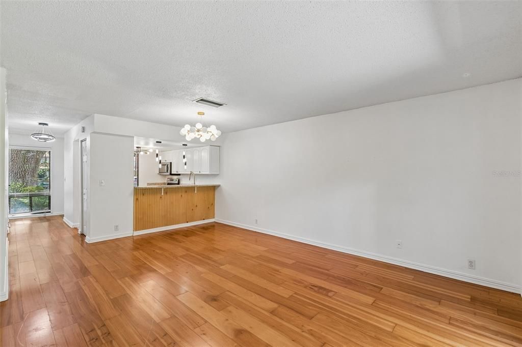 For Sale: $179,900 (2 beds, 1 baths, 1080 Square Feet)