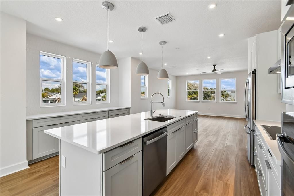 For Sale: $699,900 (3 beds, 3 baths, 2294 Square Feet)