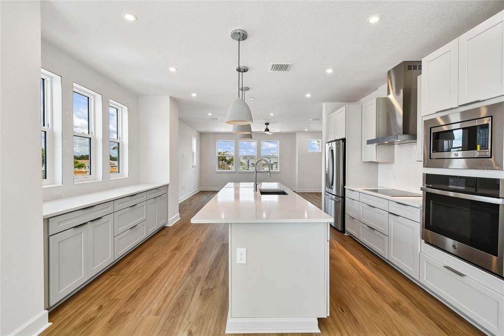 For Sale: $699,900 (3 beds, 3 baths, 2294 Square Feet)