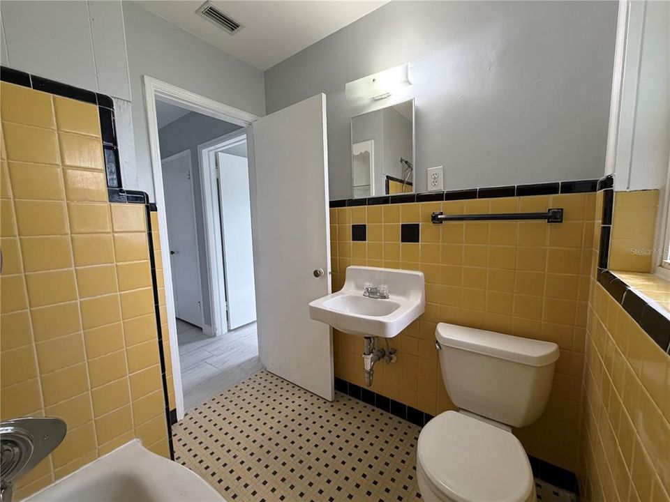 For Rent: $2,295 (3 beds, 1 baths, 1321 Square Feet)
