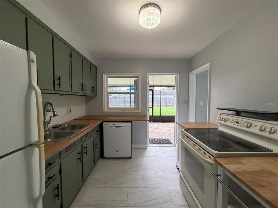 For Rent: $2,295 (3 beds, 1 baths, 1321 Square Feet)