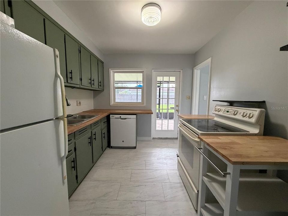 For Rent: $2,295 (3 beds, 1 baths, 1321 Square Feet)