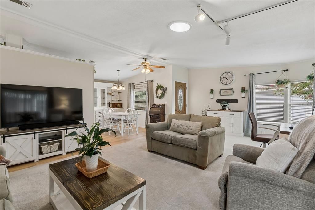 For Sale: $169,900 (2 beds, 2 baths, 1173 Square Feet)