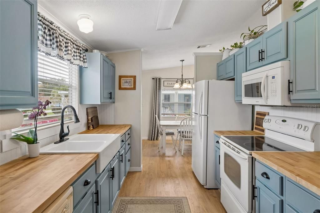 For Sale: $169,900 (2 beds, 2 baths, 1173 Square Feet)