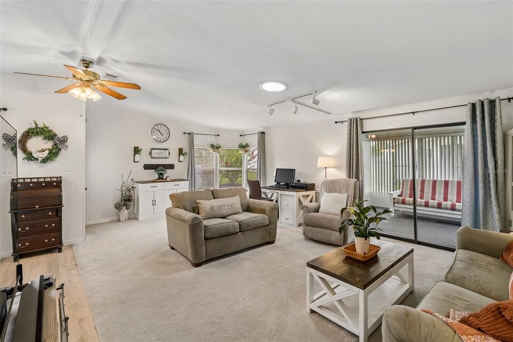 For Sale: $169,900 (2 beds, 2 baths, 1173 Square Feet)
