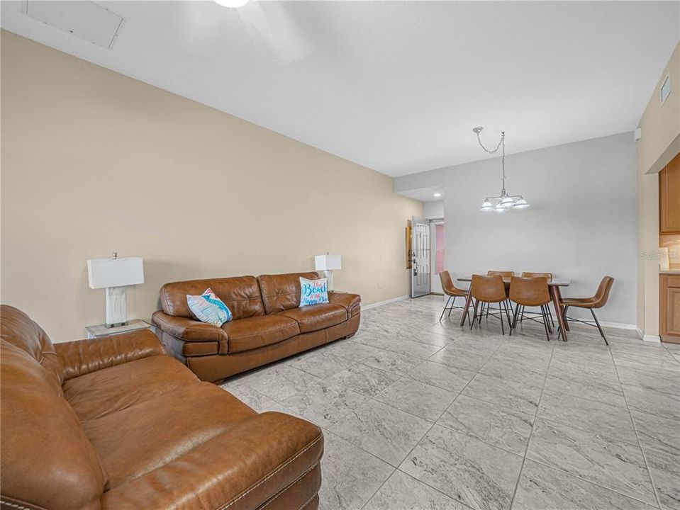 На продажу: $225,000 (2 спален, 2 ванн, 1196 Квадратных фут)