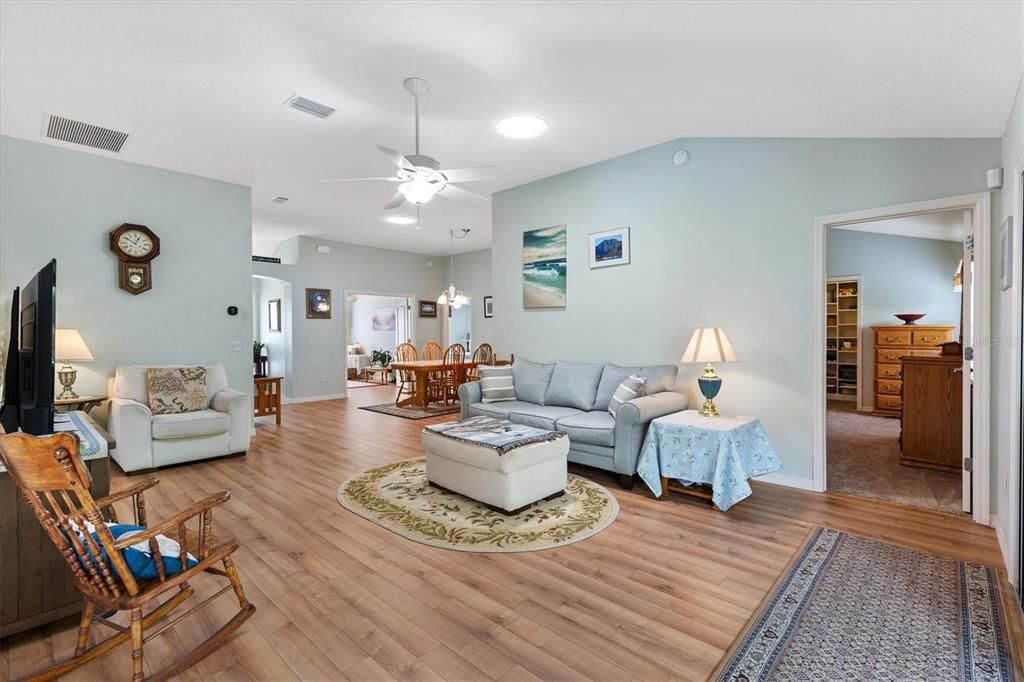 For Sale: $400,000 (3 beds, 2 baths, 1644 Square Feet)
