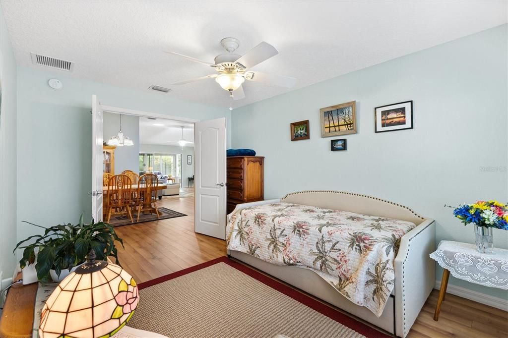 For Sale: $400,000 (3 beds, 2 baths, 1644 Square Feet)