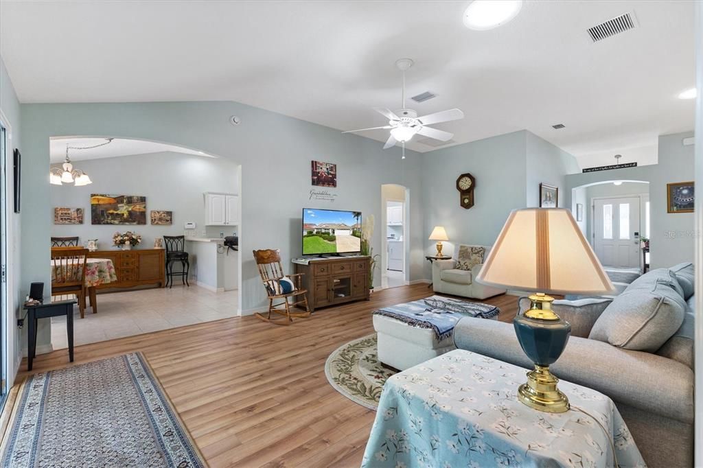 For Sale: $400,000 (3 beds, 2 baths, 1644 Square Feet)