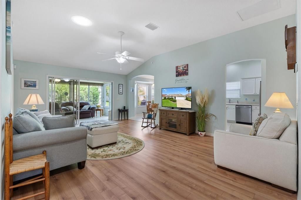 For Sale: $400,000 (3 beds, 2 baths, 1644 Square Feet)