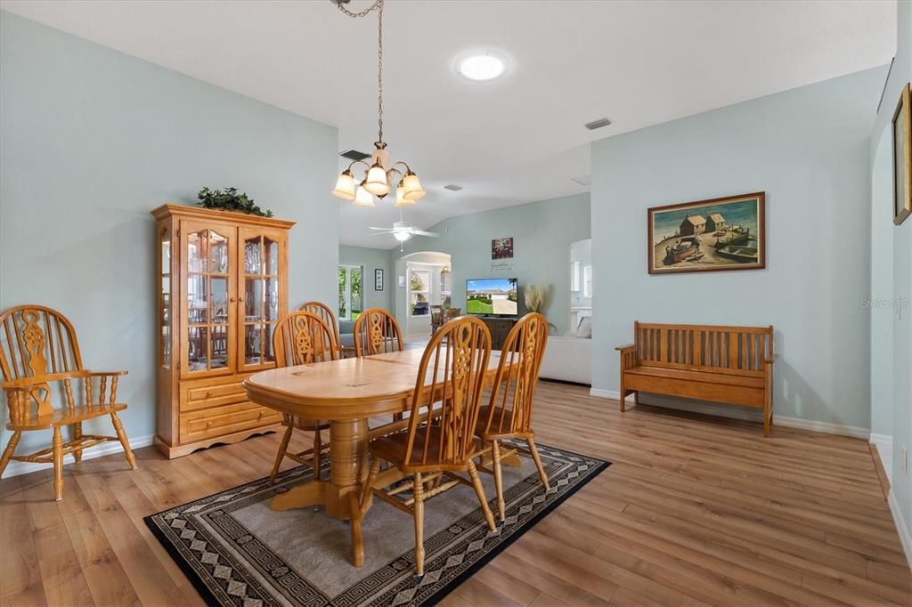 For Sale: $400,000 (3 beds, 2 baths, 1644 Square Feet)