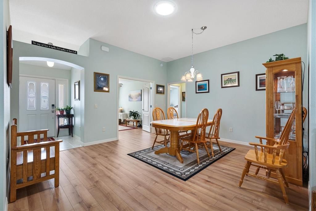 For Sale: $400,000 (3 beds, 2 baths, 1644 Square Feet)