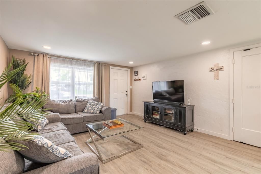 For Sale: $245,000 (3 beds, 1 baths, 1002 Square Feet)