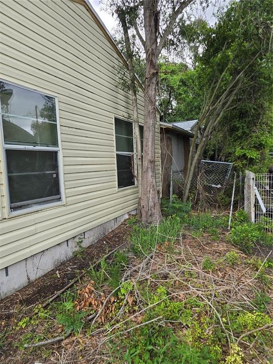 合同活跃: $125,000 (3 贝兹, 1 浴室, 1004 平方英尺)