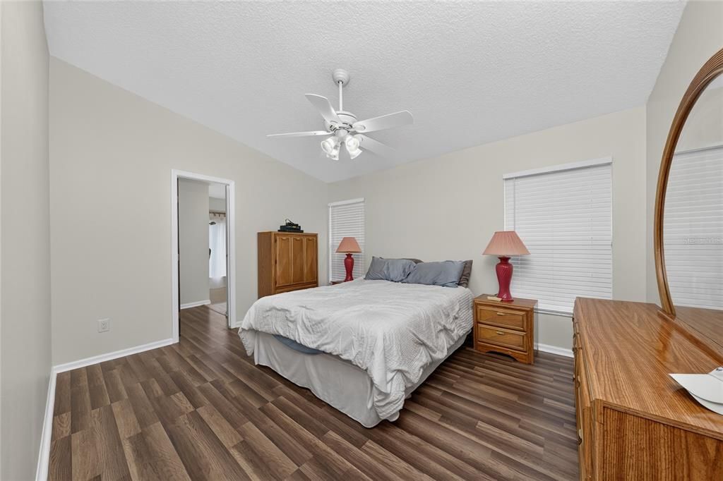 For Sale: $330,000 (2 beds, 2 baths, 1186 Square Feet)
