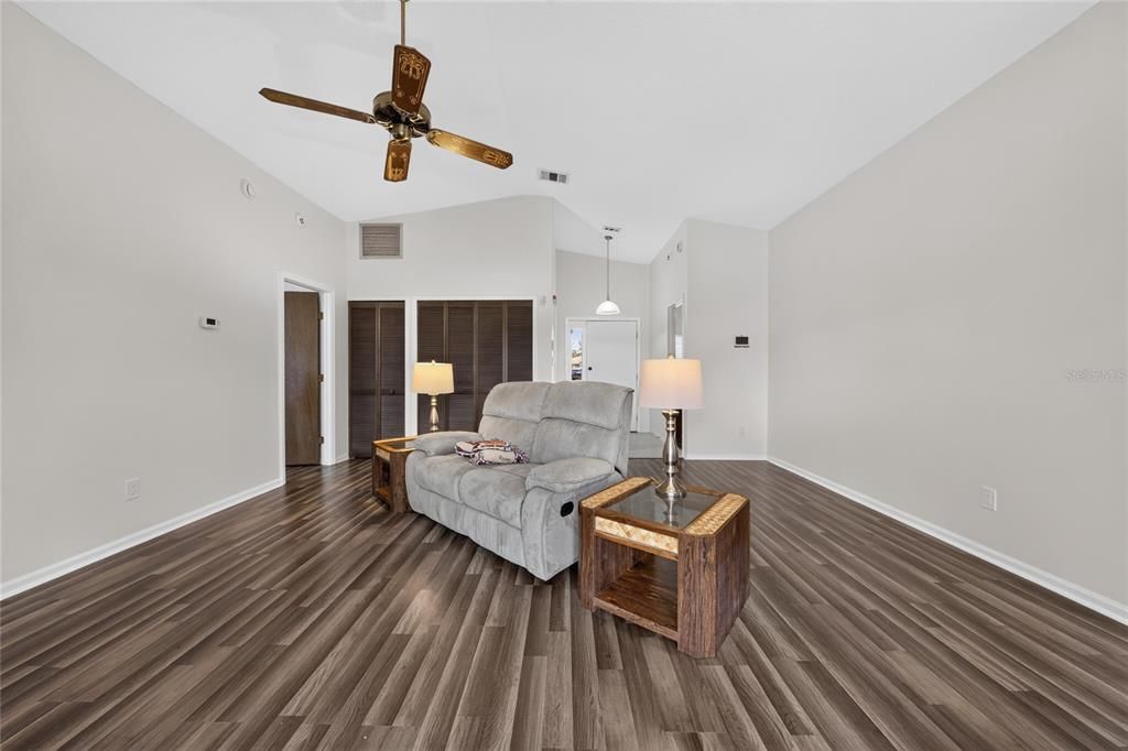 For Sale: $330,000 (2 beds, 2 baths, 1186 Square Feet)