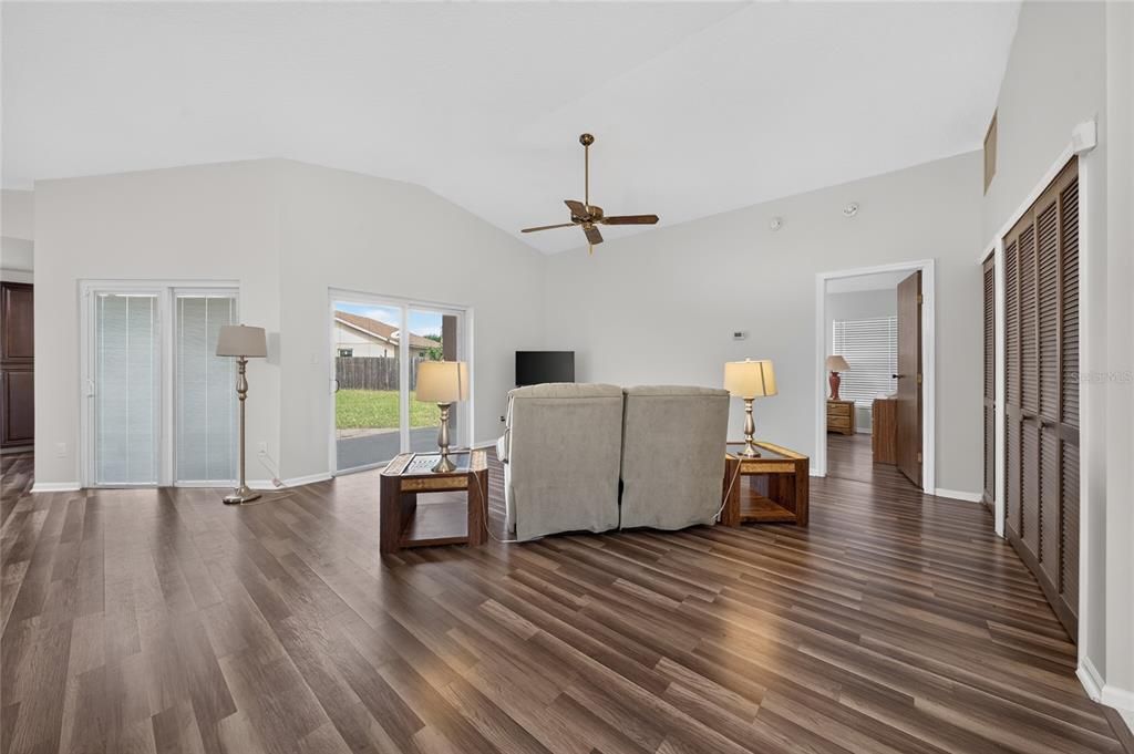 For Sale: $330,000 (2 beds, 2 baths, 1186 Square Feet)