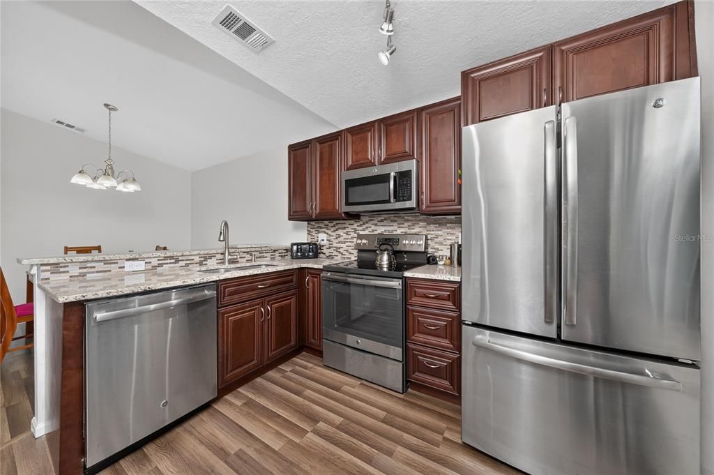 For Sale: $330,000 (2 beds, 2 baths, 1186 Square Feet)