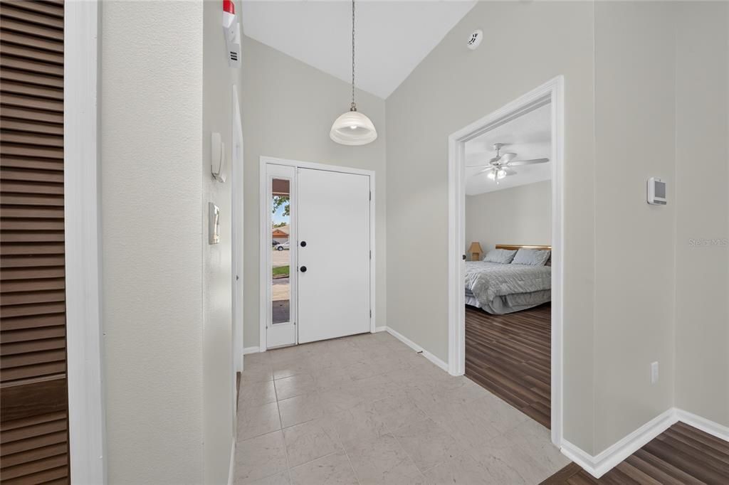 For Sale: $330,000 (2 beds, 2 baths, 1186 Square Feet)