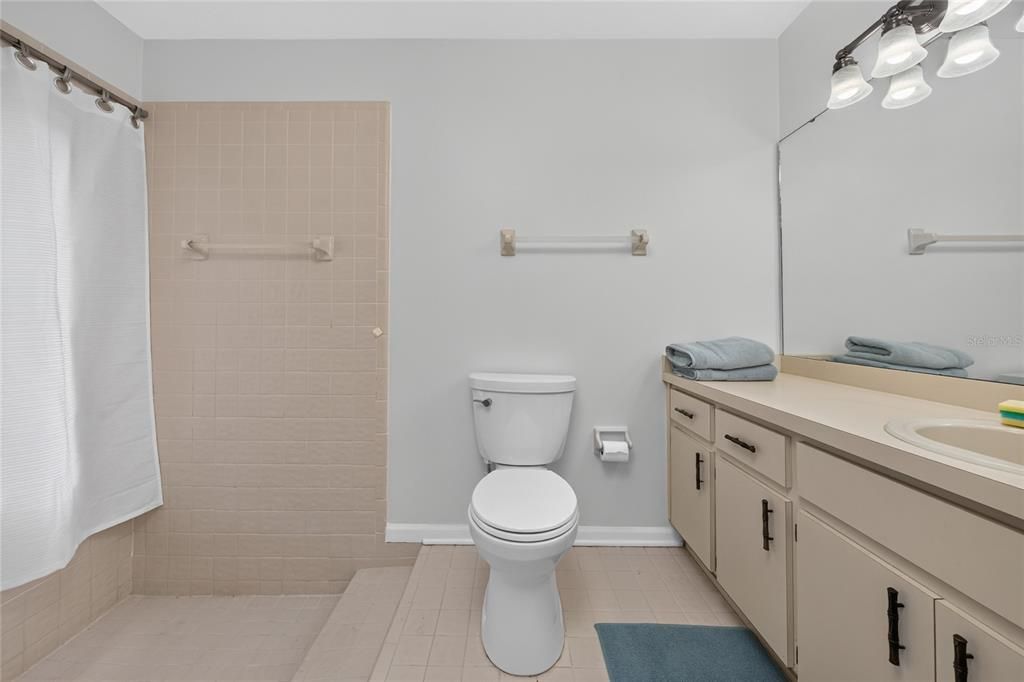 For Sale: $330,000 (2 beds, 2 baths, 1186 Square Feet)