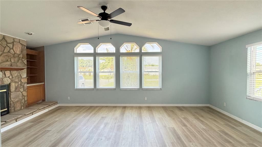 For Rent: $2,250 (4 beds, 2 baths, 2100 Square Feet)