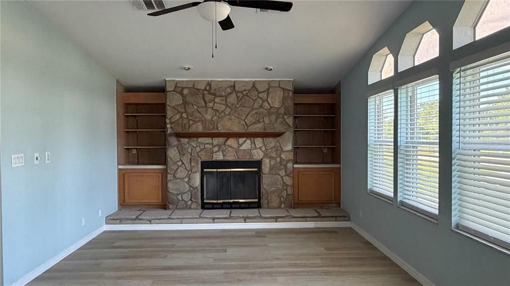 For Rent: $2,250 (4 beds, 2 baths, 2100 Square Feet)