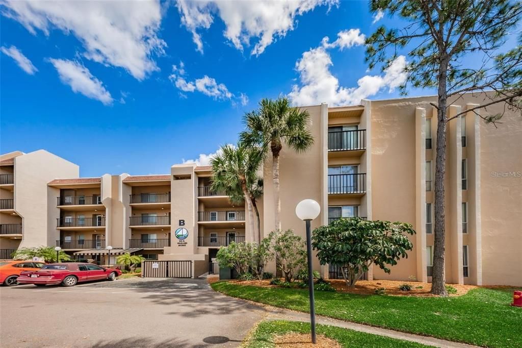For Rent: $2,000 (2 beds, 2 baths, 970 Square Feet)