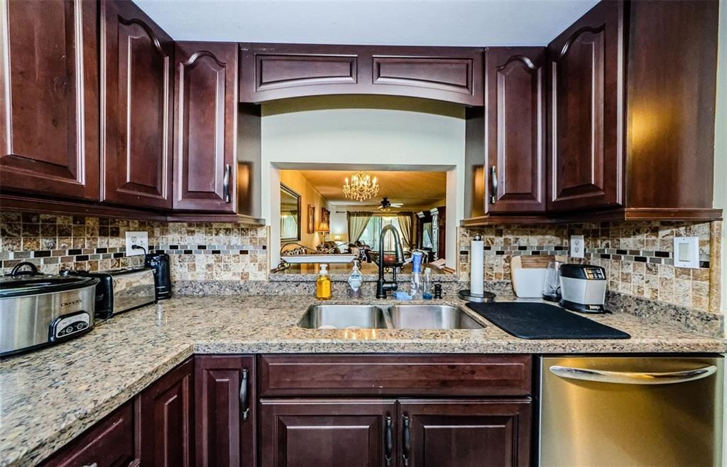 For Rent: $2,000 (2 beds, 2 baths, 970 Square Feet)
