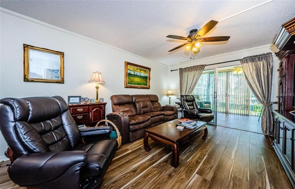 For Rent: $2,000 (2 beds, 2 baths, 970 Square Feet)
