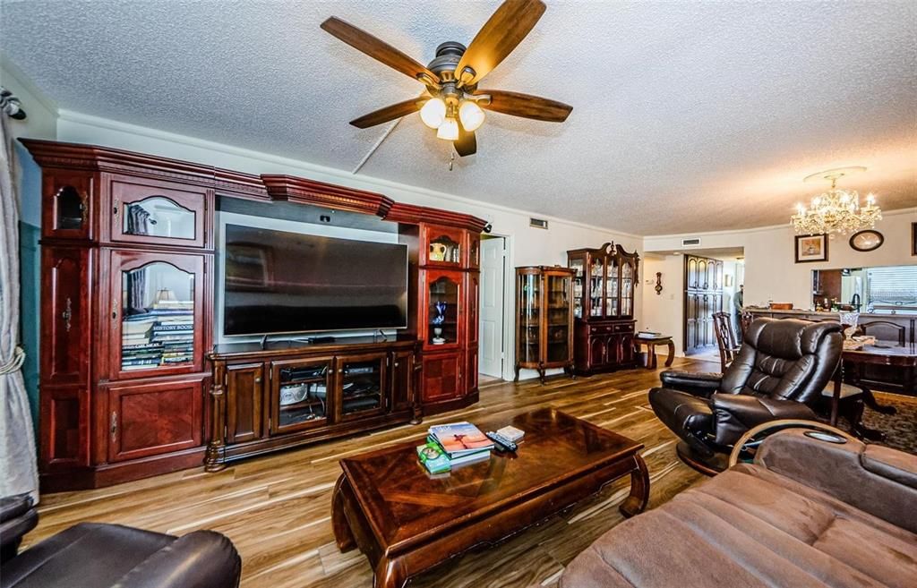 For Rent: $2,000 (2 beds, 2 baths, 970 Square Feet)