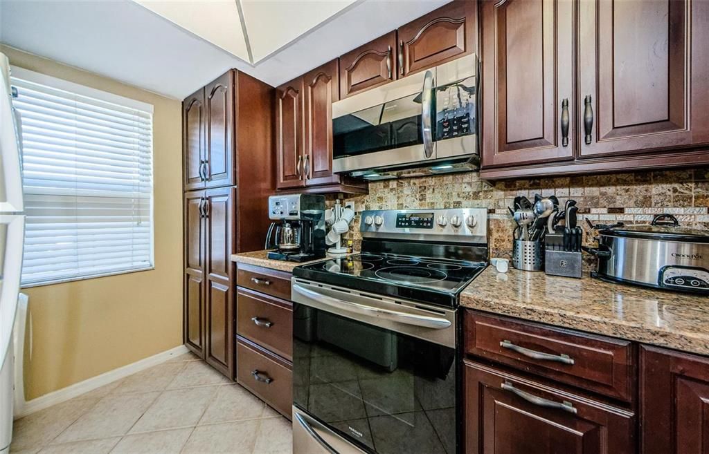 For Rent: $2,000 (2 beds, 2 baths, 970 Square Feet)