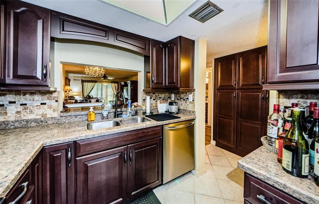 For Rent: $2,000 (2 beds, 2 baths, 970 Square Feet)