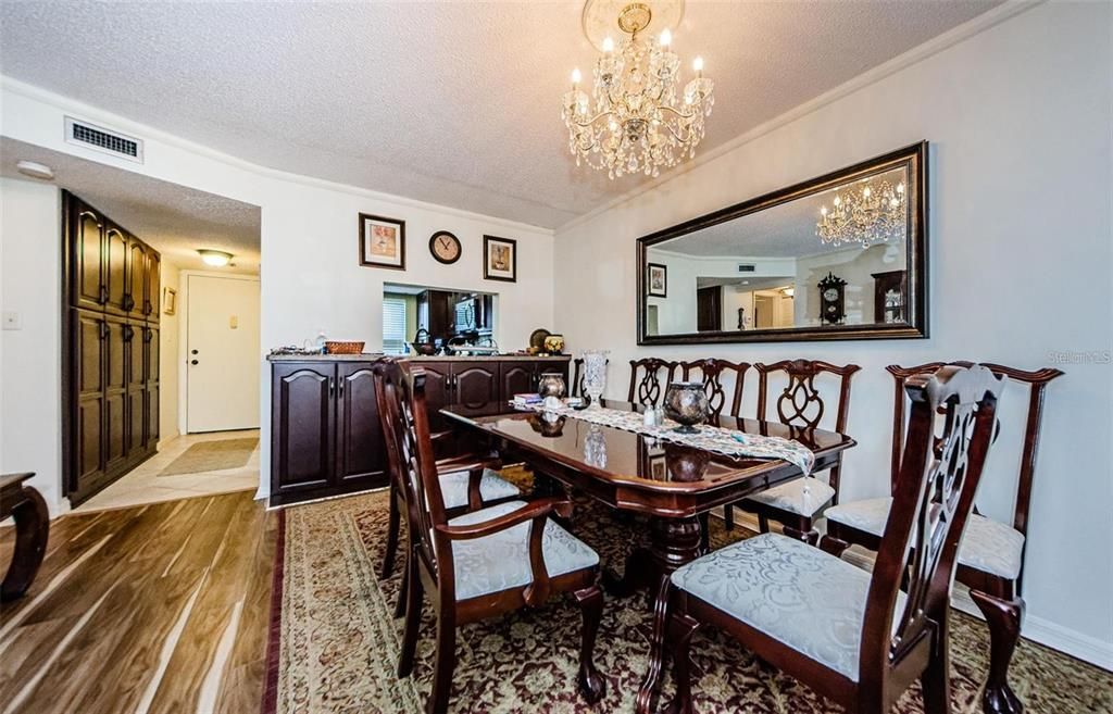 For Rent: $2,000 (2 beds, 2 baths, 970 Square Feet)