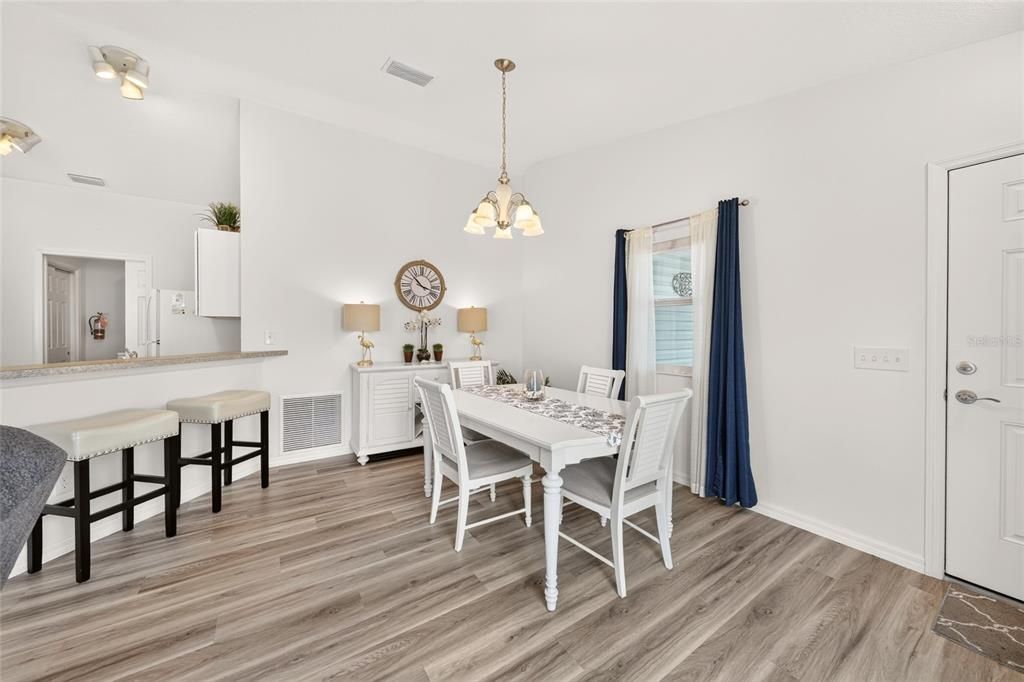 For Sale: $280,000 (2 beds, 2 baths, 1188 Square Feet)