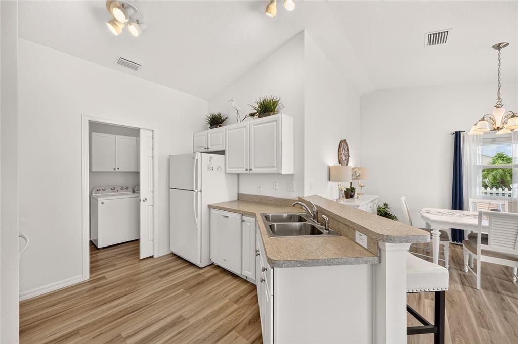 For Sale: $280,000 (2 beds, 2 baths, 1188 Square Feet)
