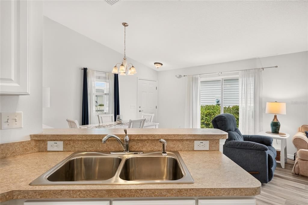 For Sale: $280,000 (2 beds, 2 baths, 1188 Square Feet)