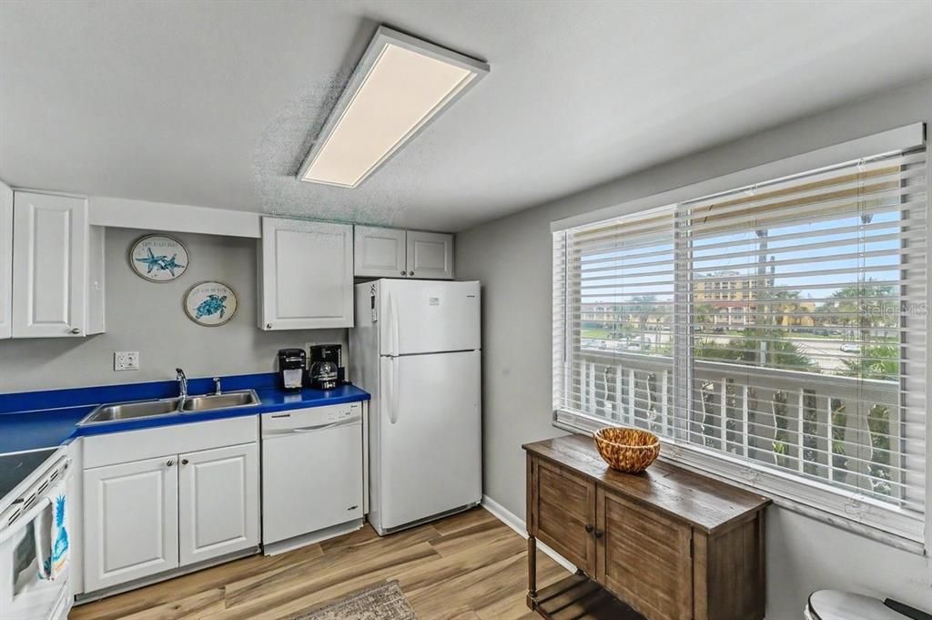 For Sale: $388,000 (1 beds, 1 baths, 720 Square Feet)