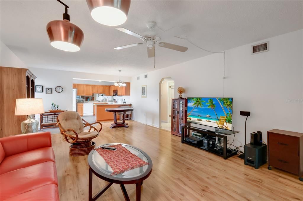 For Sale: $185,000 (2 beds, 2 baths, 1280 Square Feet)