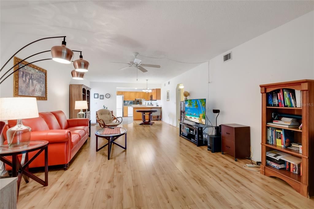 For Sale: $185,000 (2 beds, 2 baths, 1280 Square Feet)