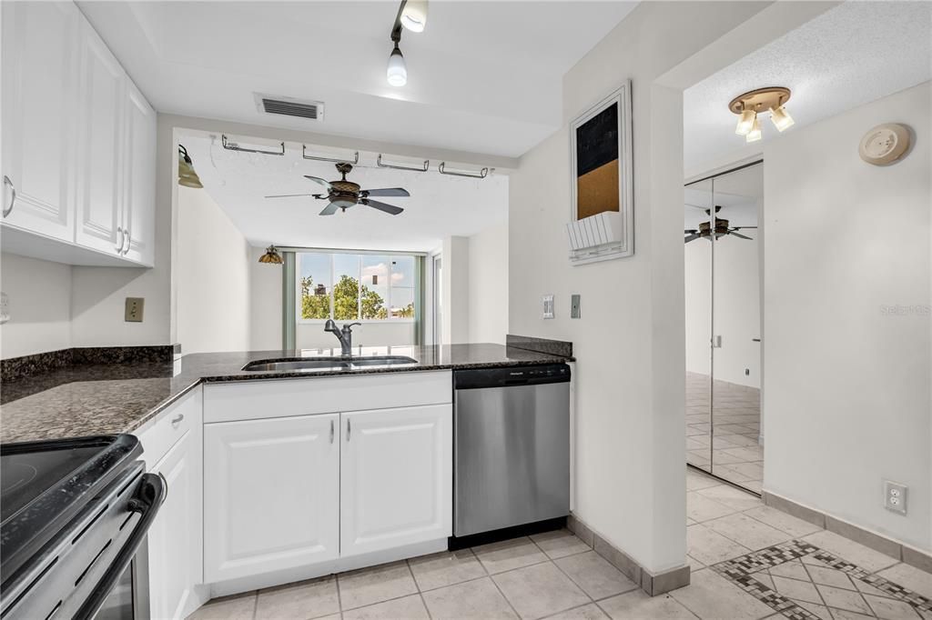 For Rent: $1,750 (1 beds, 1 baths, 780 Square Feet)