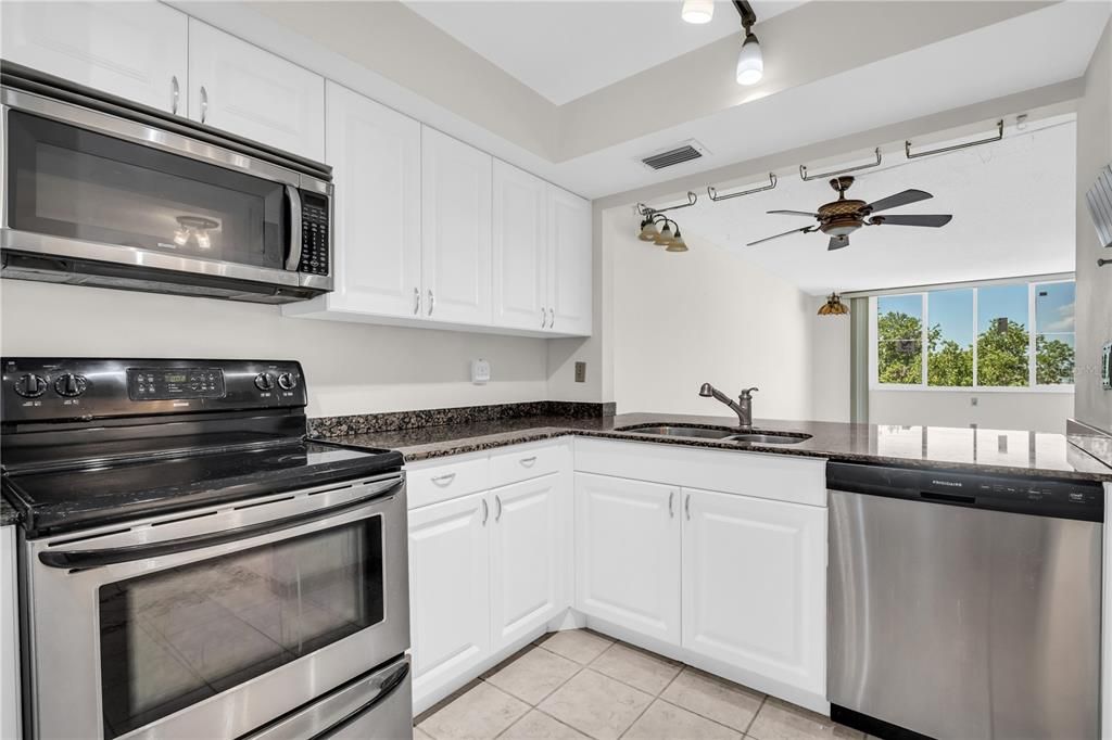 For Rent: $1,750 (1 beds, 1 baths, 780 Square Feet)