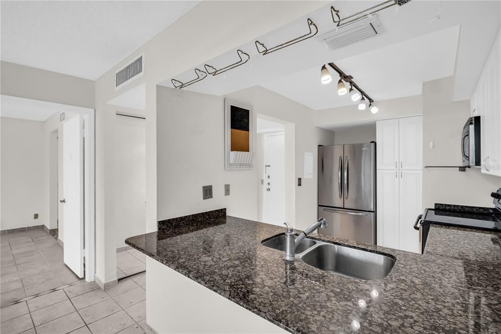 For Rent: $1,750 (1 beds, 1 baths, 780 Square Feet)