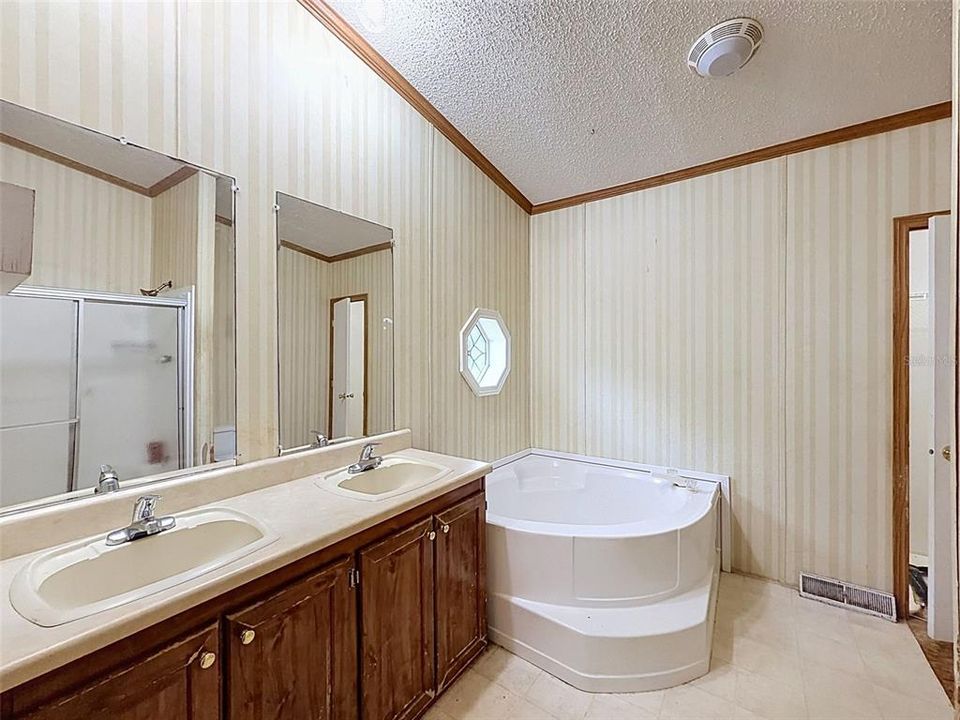 For Sale: $249,900 (4 beds, 2 baths, 2128 Square Feet)