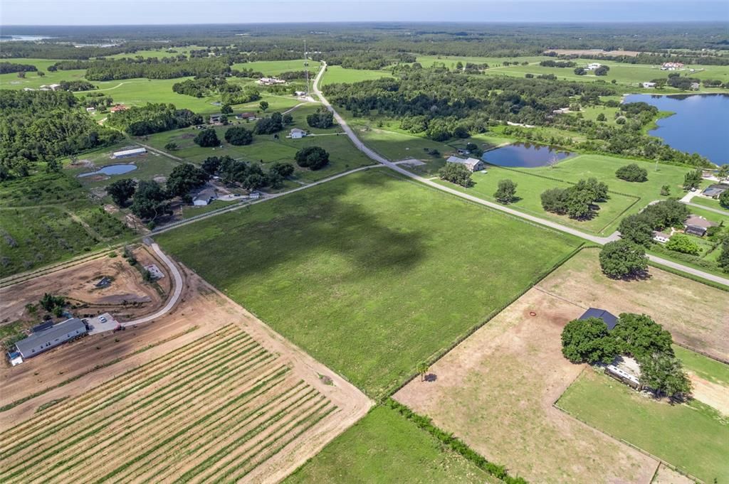 На продажу: $589,000 (9.49 acres)