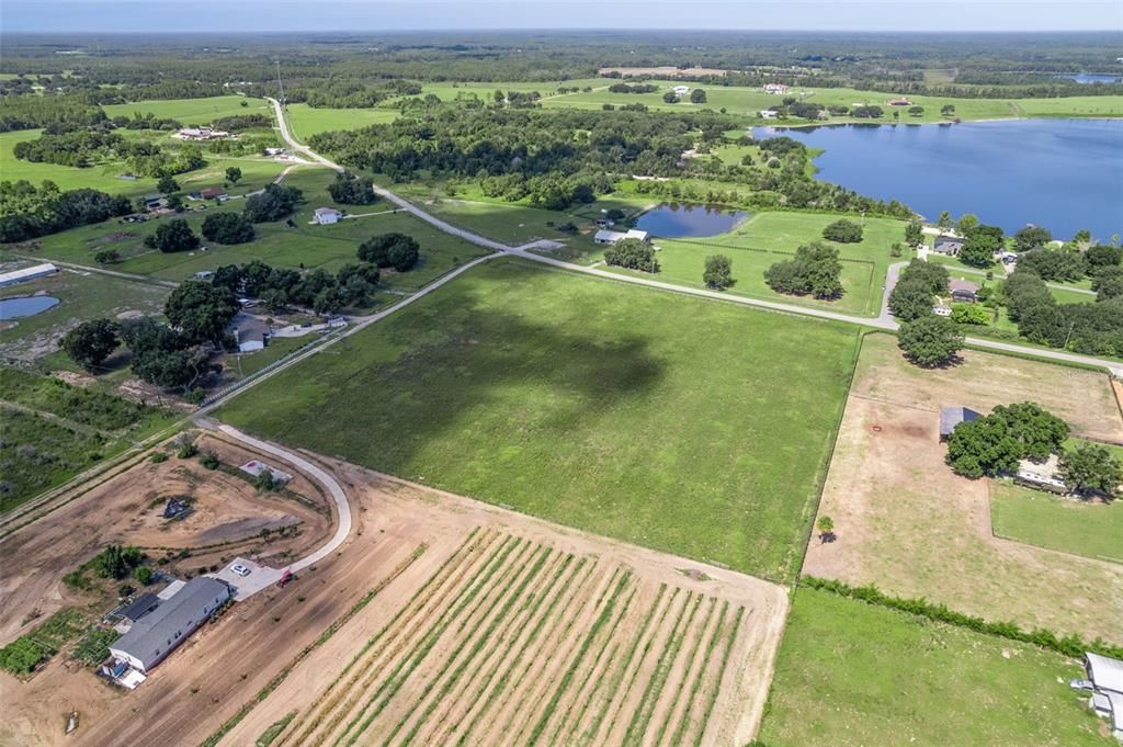 На продажу: $589,000 (9.49 acres)